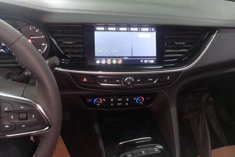Used Buick Regal 2024 28T Luxury Edition Audio And AC Panel