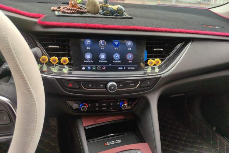 Used Buick Regal 2024 25T Deluxe Edition Audio And AC Panel