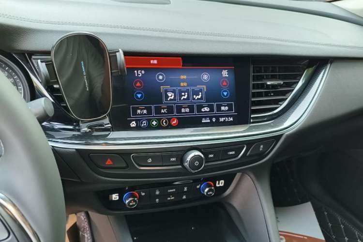 Used Buick Regal 2024 25T Deluxe Edition Audio And AC Panel