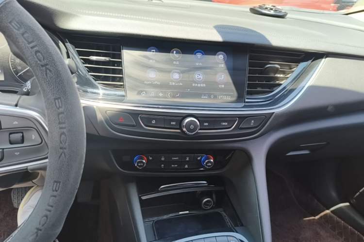 Used Buick Regal 2024 25T Deluxe Edition Audio And AC Panel