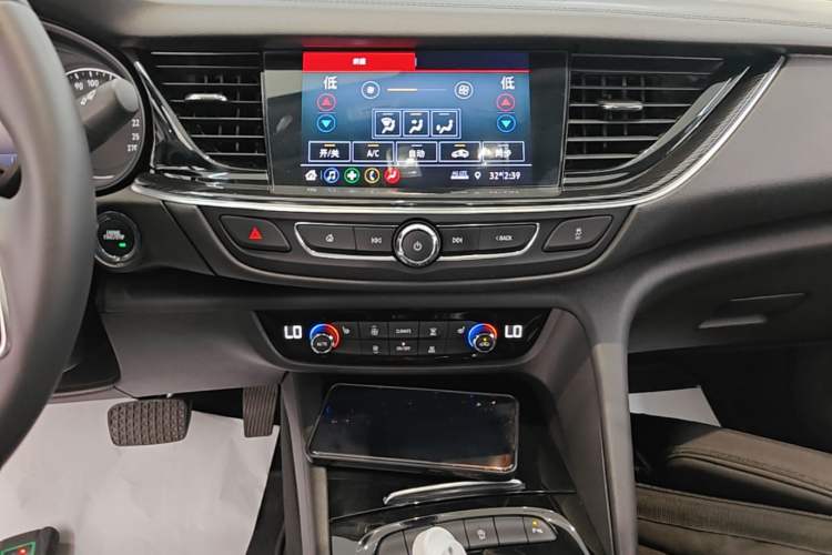 Used Buick Regal 2024 25T Deluxe Edition Audio And AC Panel