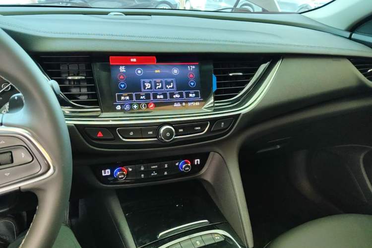 Used Buick Regal 2024 25T Deluxe Edition Audio And AC Panel