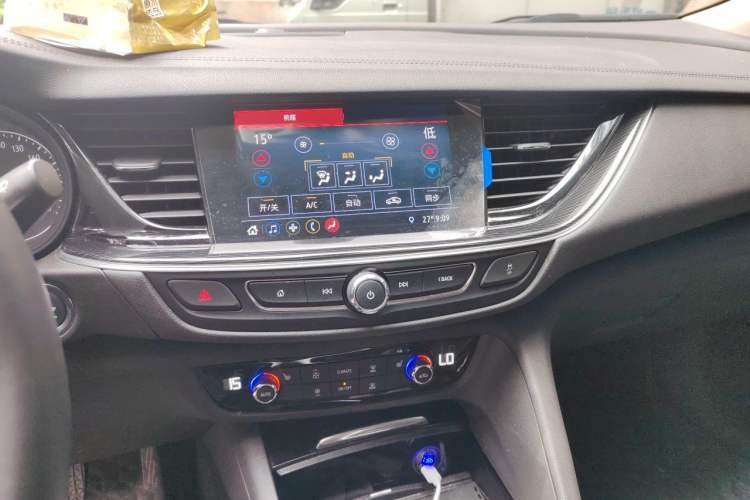 Used Buick Regal 2024 25T Deluxe Edition Audio And AC Panel