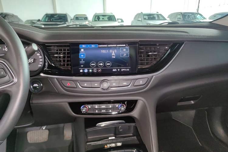 Used Buick Regal 2024 25T Deluxe Edition Audio And AC Panel