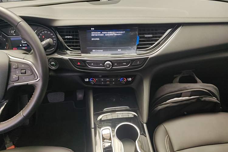 Used Buick Regal 2024 25T Deluxe Edition Audio And AC Panel