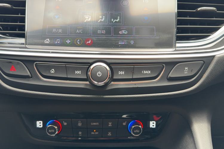 Used Buick Regal 2024 25T Deluxe Edition Audio And AC Panel