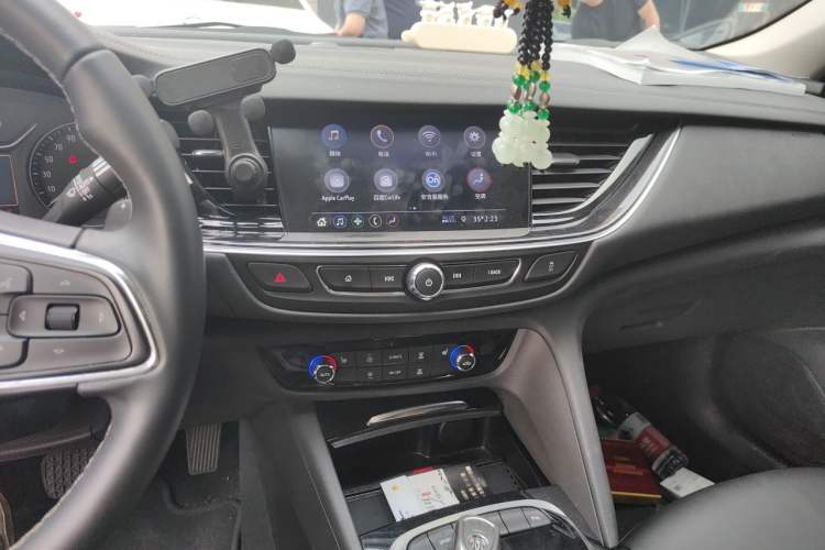 Used Buick Regal 2024 25T Deluxe Edition Audio And AC Panel