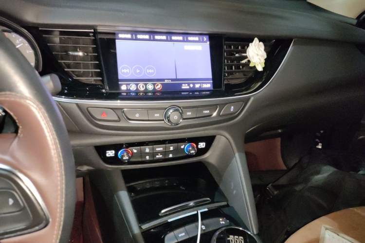 Used Buick Regal 2024 28T Luxury Edition Audio And AC Panel
