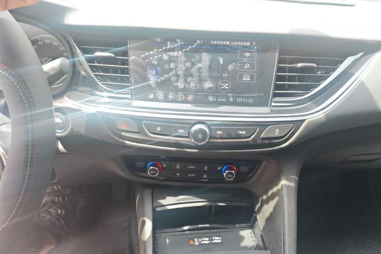 Used Buick Regal 2024 25T Deluxe Edition Audio And AC Panel
