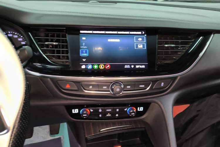 Used Buick Regal 2024 25T Deluxe Edition Audio And AC Panel