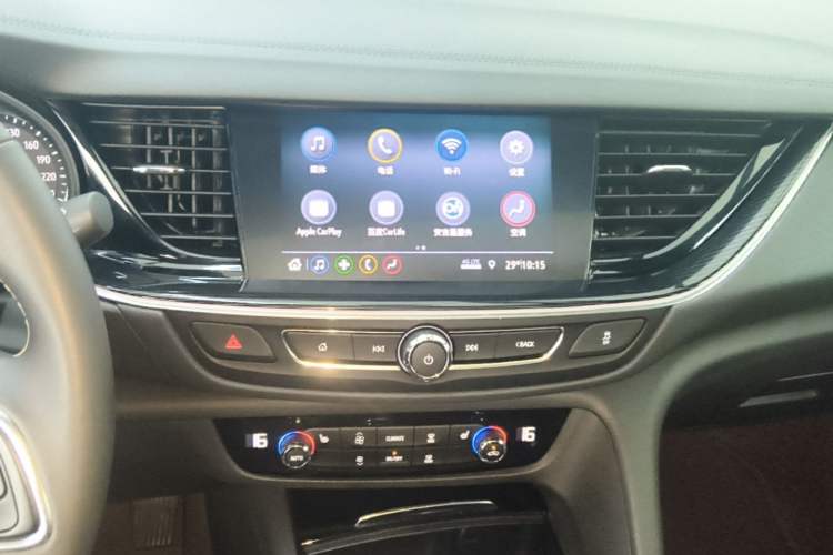 Used Buick Regal 2024 25T Deluxe Edition Audio And AC Panel