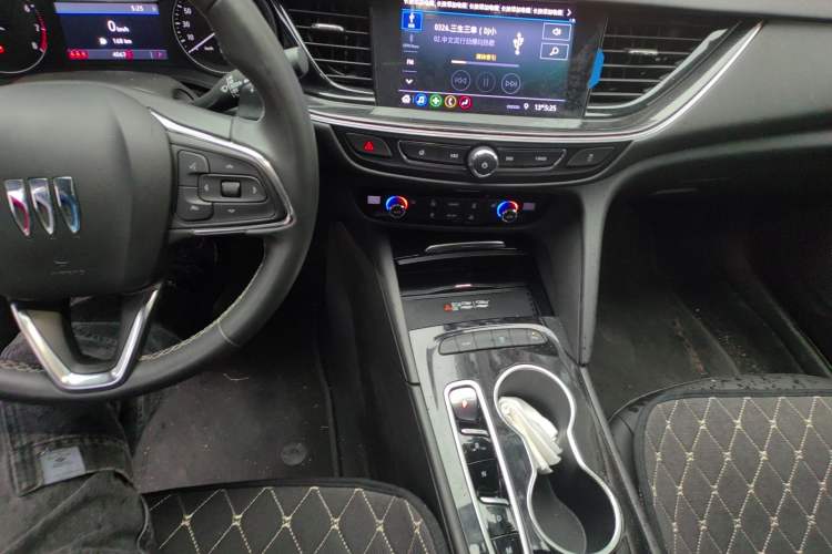 Used Buick Regal 2024 25T Deluxe Edition Audio And AC Panel