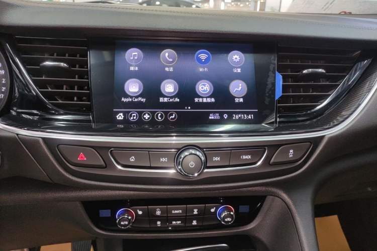 Used Buick Regal 2024 25T Deluxe Edition Audio And AC Panel