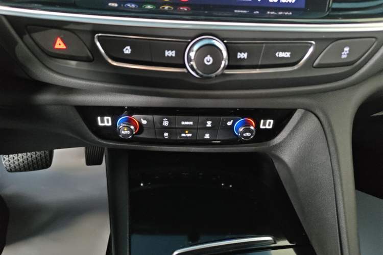 Used Buick Regal 2024 25T Deluxe Edition Audio And AC Panel