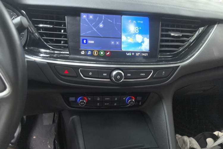 Used Buick Regal 2024 28T Luxury Edition Audio And AC Panel