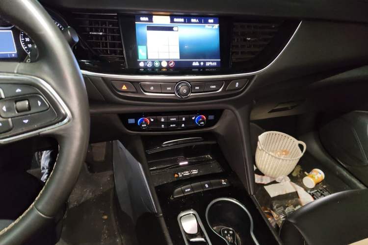 Used Buick Regal 2024 25T Deluxe Edition Audio And AC Panel