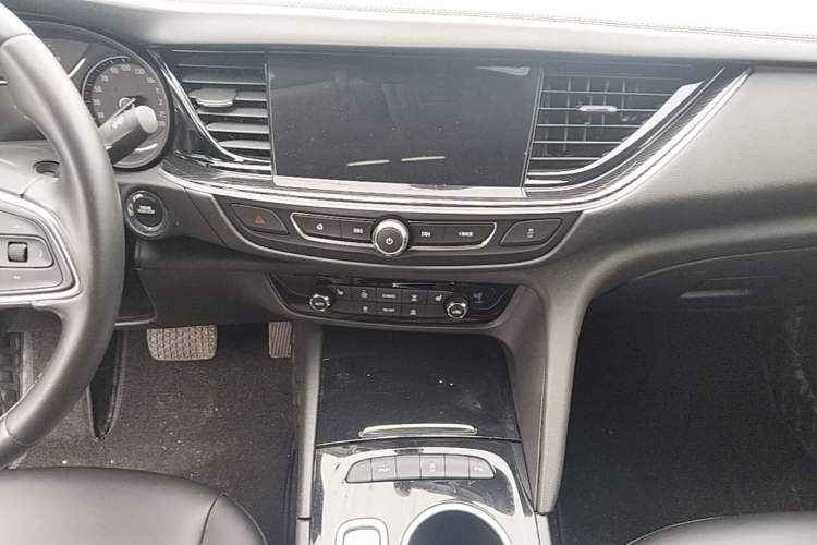 Used Buick Regal 2024 25T Deluxe Edition Audio And AC Panel
