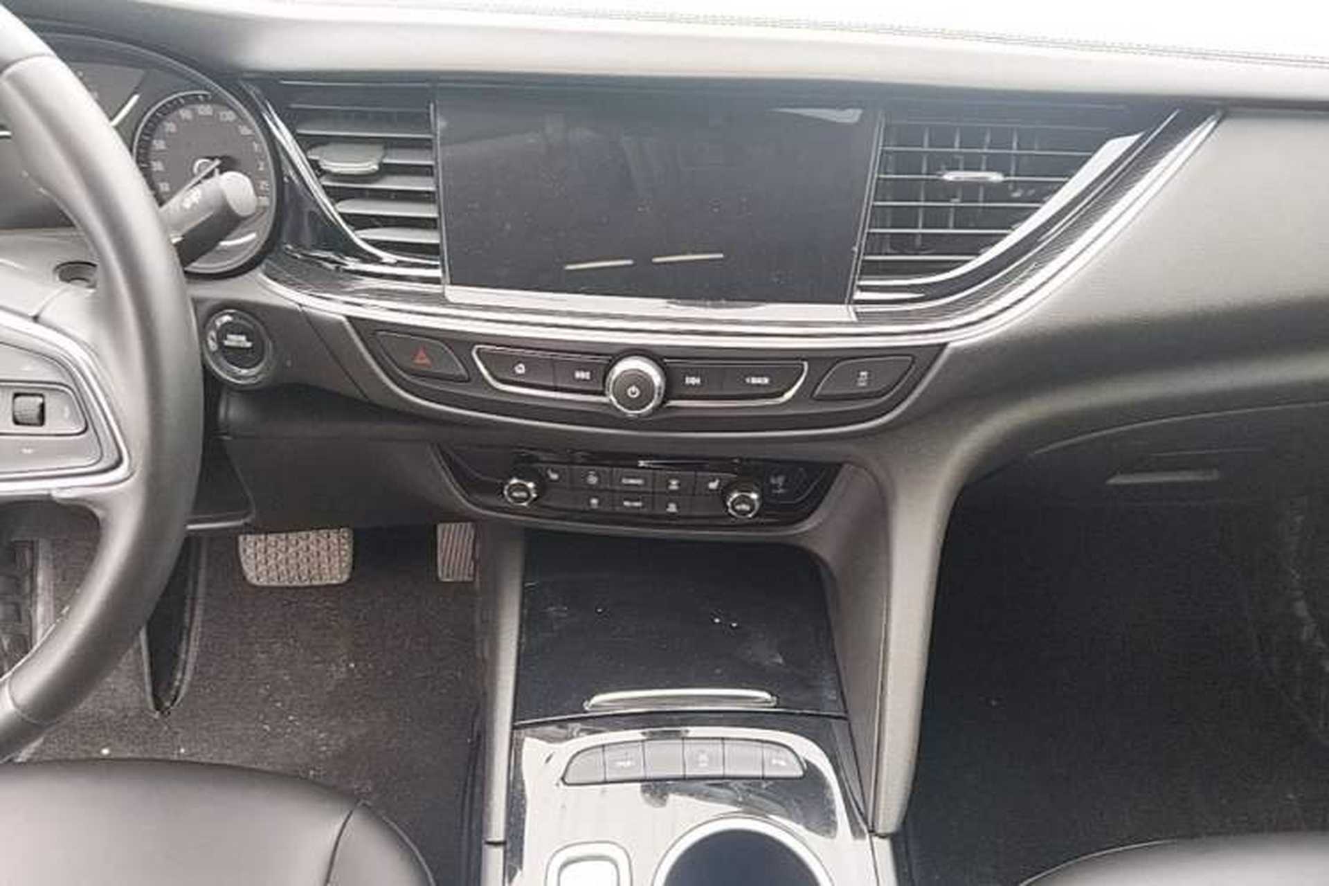 Used Buick Regal 2024 25T Deluxe Edition Audio And AC Panel