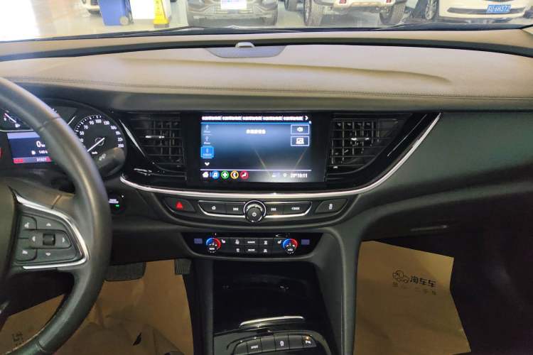 Used Buick Regal 2024 25T Deluxe Edition Audio And AC Panel
