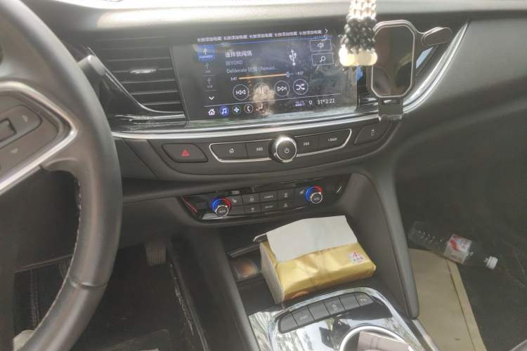 Used Buick Regal 2024 25T Deluxe Edition Audio And AC Panel