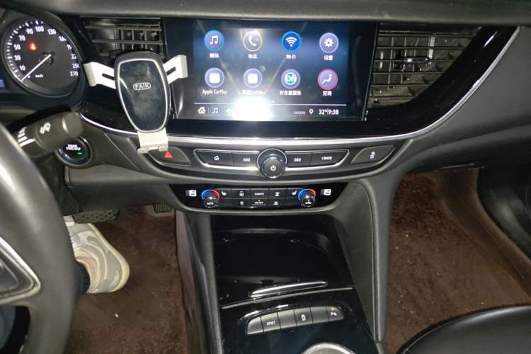 Used Buick Regal 2024 25T Deluxe Edition Audio And AC Panel