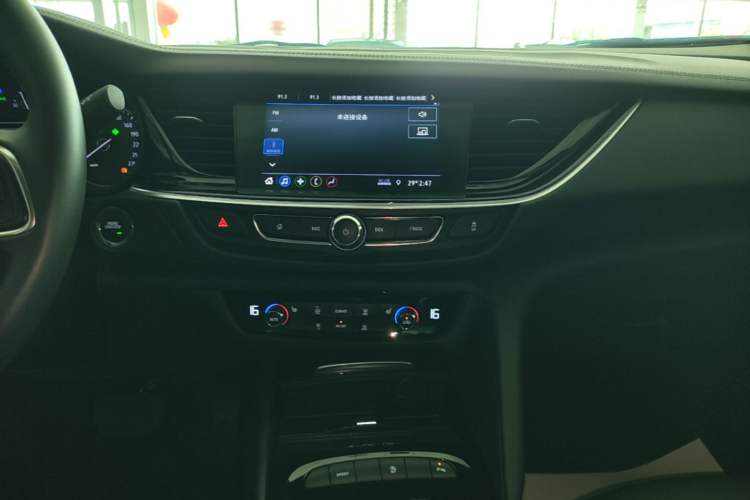 Used Buick Regal 2024 25T Deluxe Edition Audio And AC Panel
