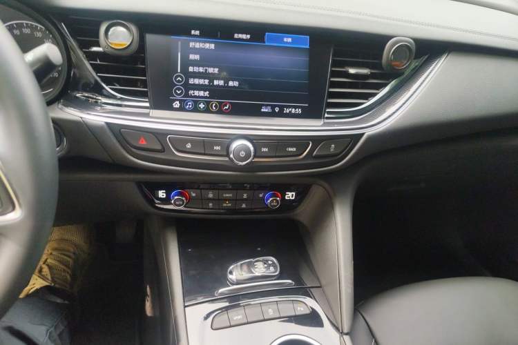 Used Buick Regal 2024 25T Deluxe Edition Audio And AC Panel