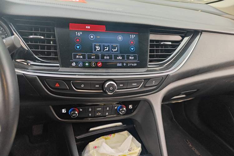 Used Buick Regal 2024 25T Deluxe Edition Audio And AC Panel