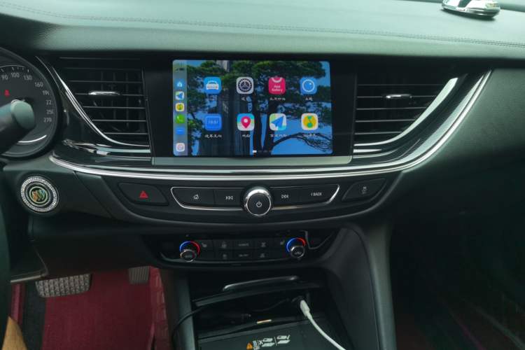 Used Buick Regal 2024 25T Deluxe Edition Audio And AC Panel