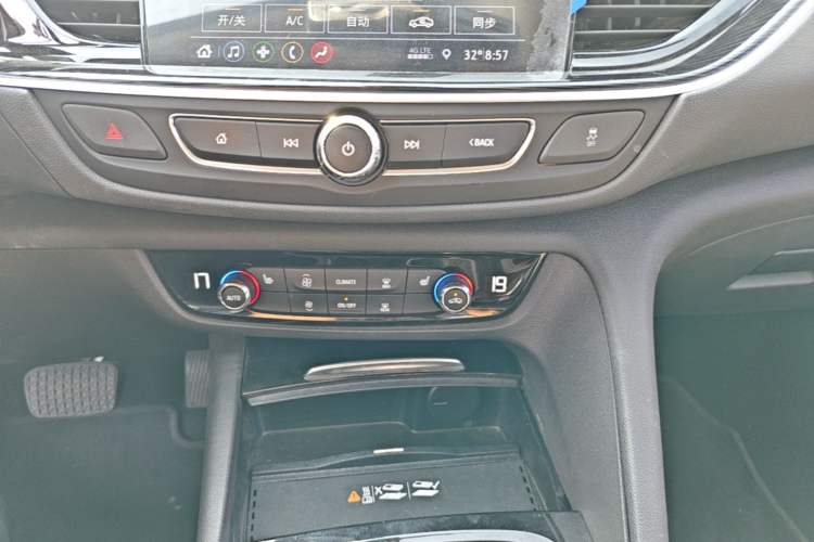 Used Buick Regal 2024 25T Deluxe Edition Audio And AC Panel