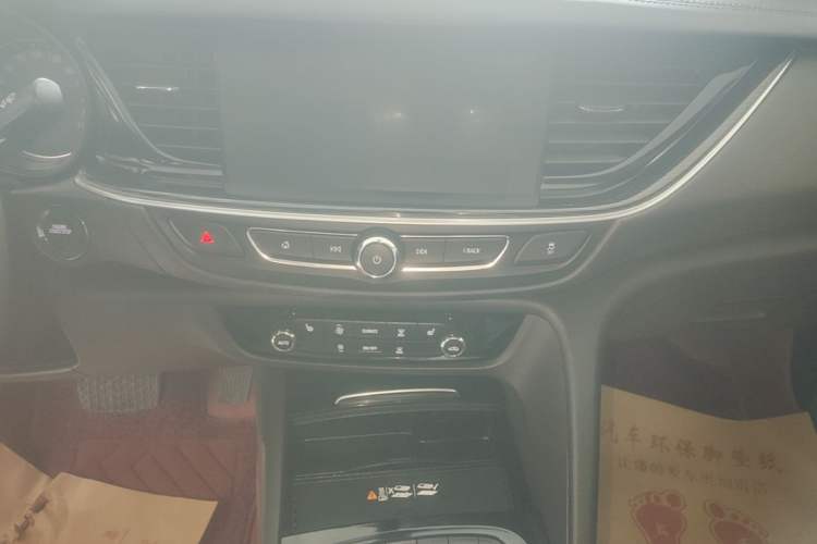 Used Buick Regal 2024 25T Deluxe Edition Audio And AC Panel