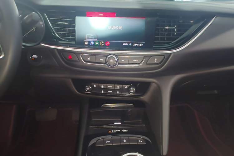 Used Buick Regal 2024 25T Deluxe Edition Audio And AC Panel