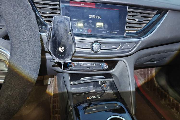 Used Buick Regal 2024 25T Deluxe Edition Audio And AC Panel