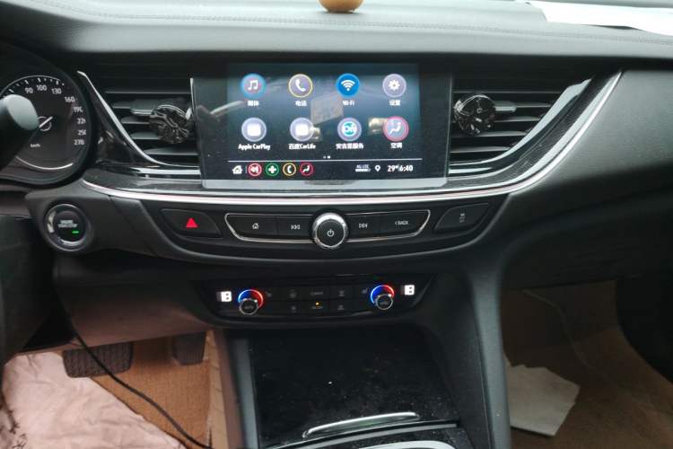 Used Buick Regal 2024 25T Deluxe Edition Audio And AC Panel