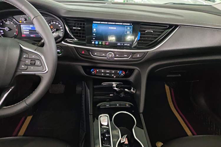 Used Buick Regal 2024 25T Deluxe Edition Audio And AC Panel