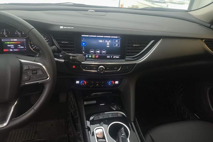 Used Buick Regal 2024 25T Deluxe Edition Audio And AC Panel