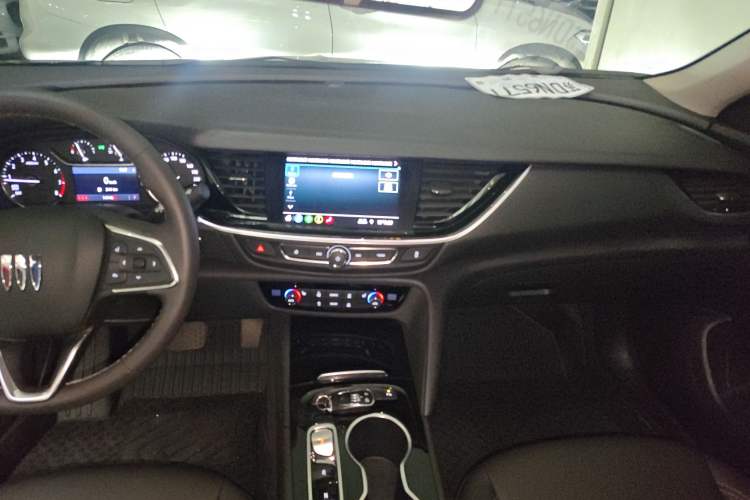 Used Buick Regal 2024 25T Deluxe Edition Audio And AC Panel