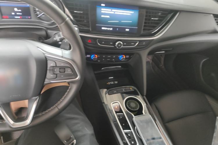 Used Buick Regal 2024 25T Deluxe Edition Center Console