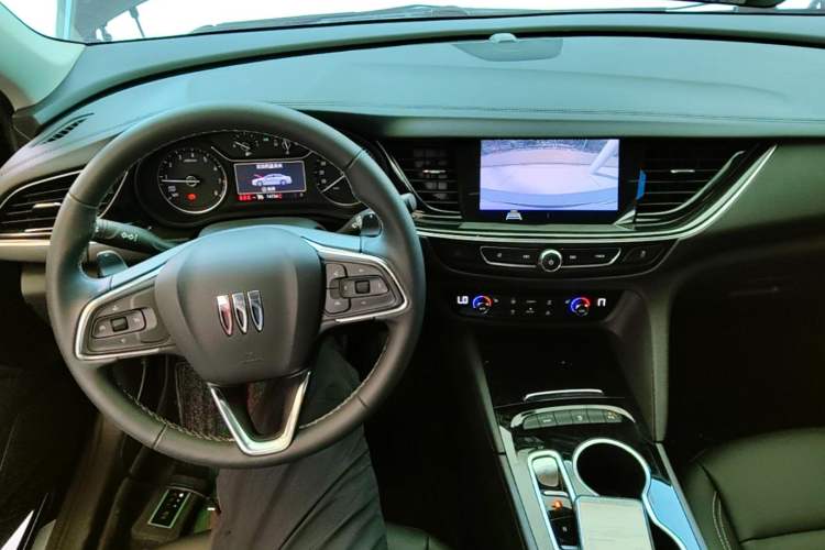 Used Buick Regal 2024 25T Deluxe Edition Center Console