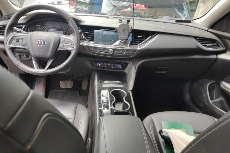 Used Buick Regal 2024 25T Deluxe Edition Center Console