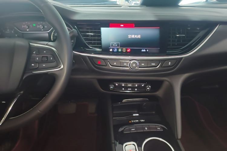 Used Buick Regal 2024 25T Deluxe Edition Center Console