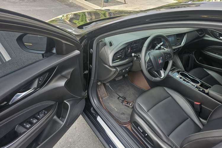 Used Buick Regal 2024 25T Deluxe Edition Driver Seat