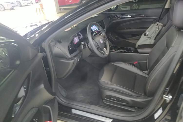 Used Buick Regal 2024 25T Deluxe Edition Driver Seat