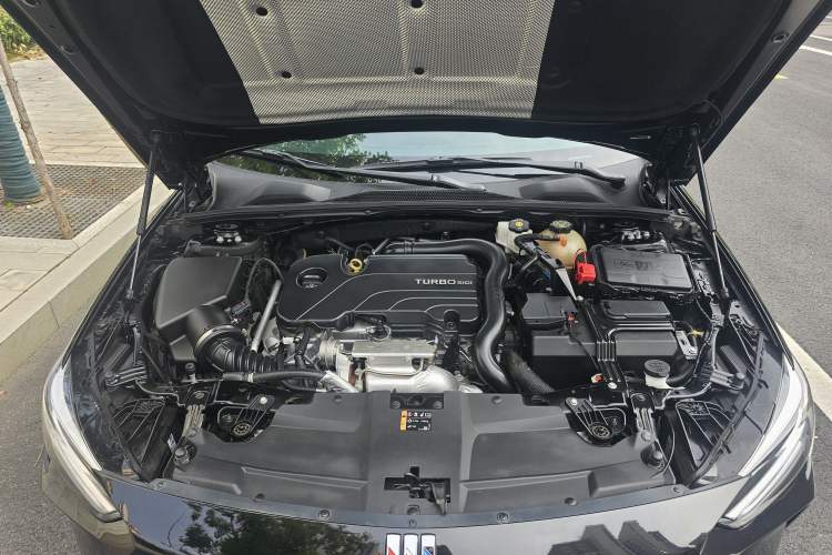Used Buick Regal 2024 25T Deluxe Edition Engine Bay