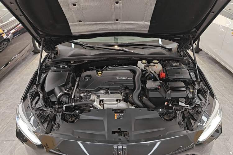 Used Buick Regal 2024 25T Deluxe Edition Engine Bay