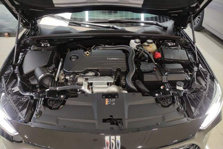 Used Buick Regal 2024 25T Deluxe Edition Engine Bay