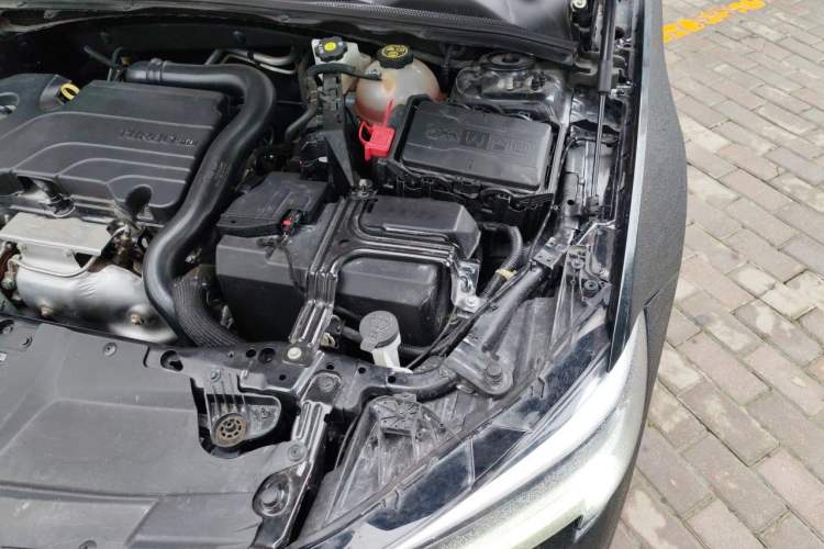 Used Buick Regal 2024 25T Deluxe Edition Engine Bay Left