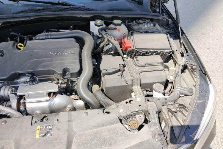 Used Buick Regal 2024 25T Deluxe Edition Engine Bay Left
