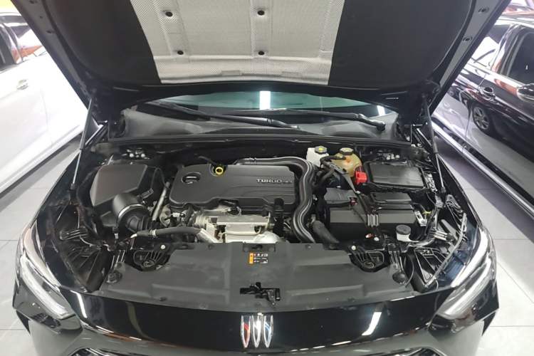 Used Buick Regal 2024 25T Deluxe Edition Engine Bay