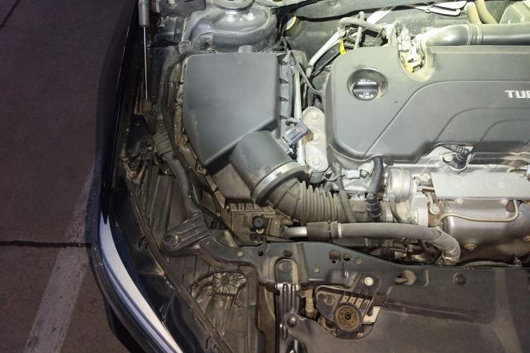 Used Buick Regal 2024 25T Deluxe Edition Engine Bay Right